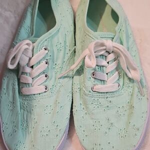 American Eagle Girls Mint Green Eyelet Lace-Up Sneakers Size 4½